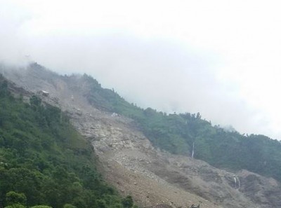 पहिरोमा परी एकै परिवारका चारजनाको मृत्य, दुई घाइते